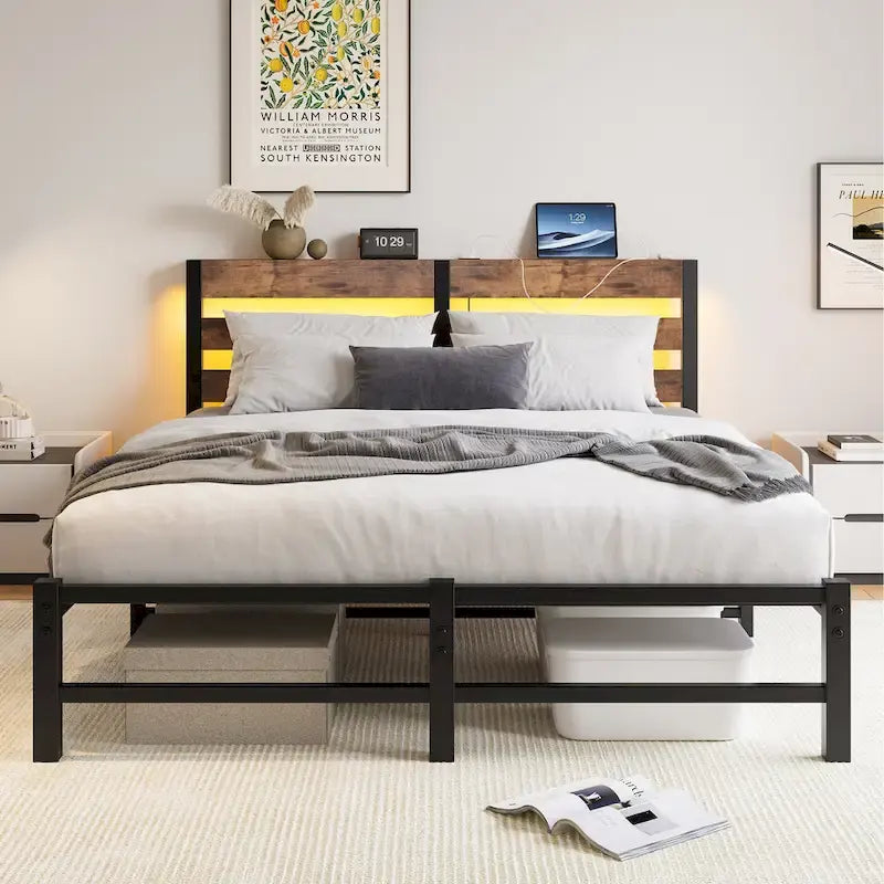Letto Matrimoniale in Metallo Beige e Marrone con Testiera in Legno, Luci RGB e Ripiano Portaoggetti USB
