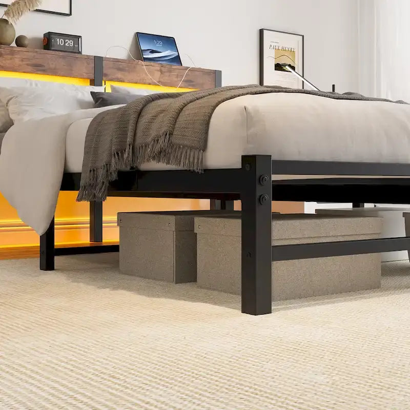 Letto Matrimoniale in Metallo Beige e Marrone con Testiera in Legno, Luci RGB e Ripiano Portaoggetti USB