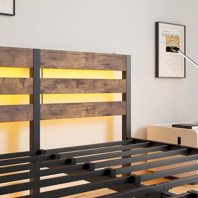 Letto Matrimoniale in Metallo Beige e Marrone con Testiera in Legno, Luci RGB e Ripiano Portaoggetti USB