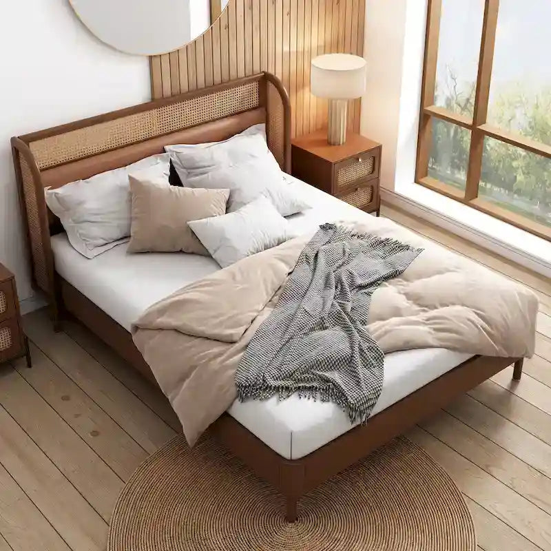 Letto a piattaforma Queen size con schienale alto e ali, in noce e rattan nero, 2 persone