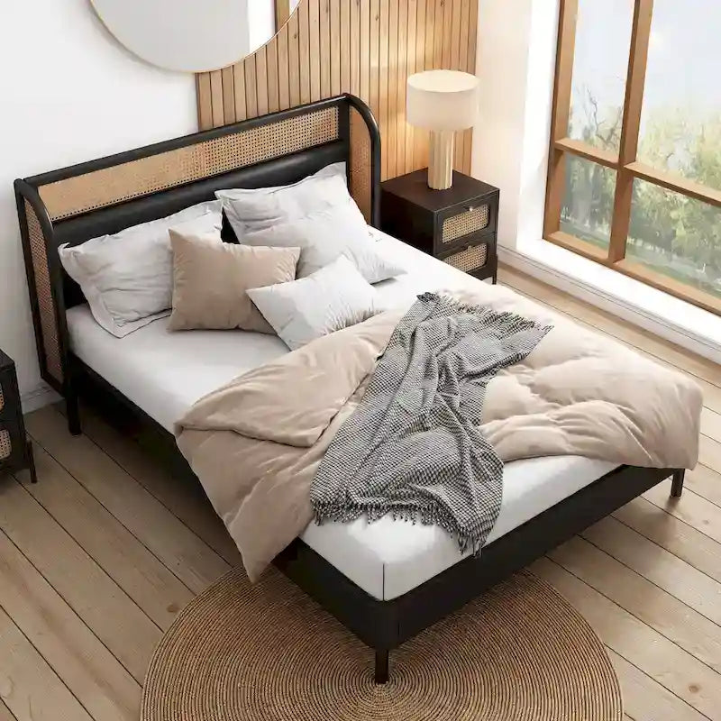 Letto a piattaforma Queen size con schienale alto e ali, in noce e rattan nero, 2 persone