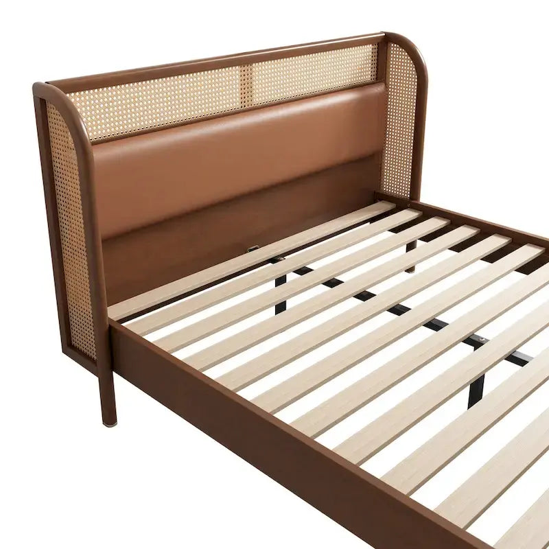 Letto a piattaforma Queen size con schienale alto e ali, in noce e rattan nero, 2 persone